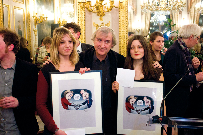 Plantu avec les deux lauréates françaises, Joana Gouin à gauche et Nastasia Verdeil à droite - photo © Frédéric Lionnet